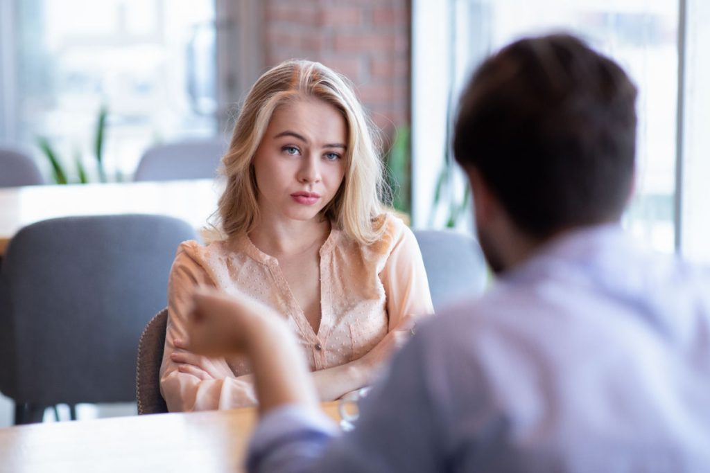 Kvinde får møgfald på nettet: Dropper date af absurd årsag