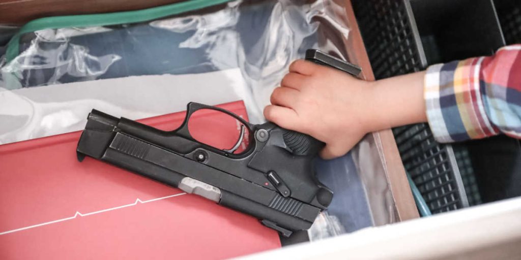 3-årig finder sin fars pistol og skyder og selv