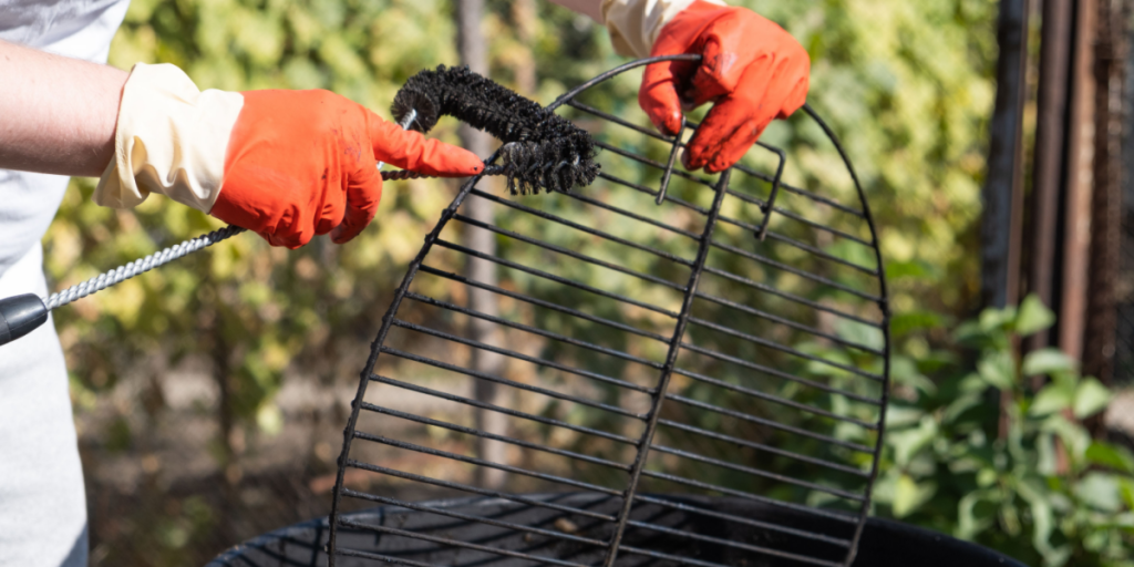 Når grillen skal i gang: Genialt trick gør den skinnende ren på få minutter
