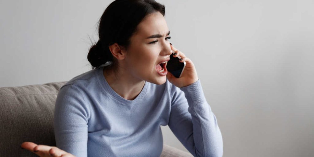 Søskende-skænderi går helt galt: Teenager sluger mobiltelefonen i raseri