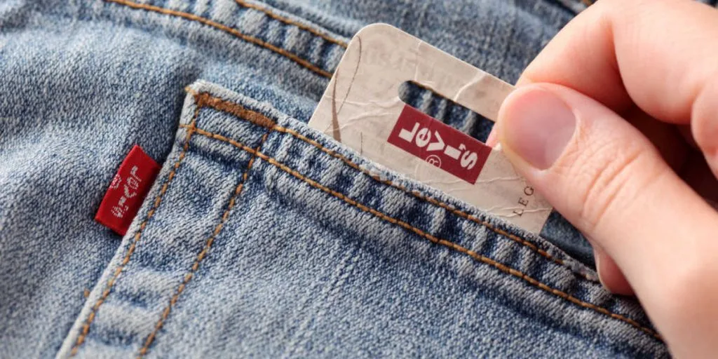 Købte brugte jeans via nettet: Du gætter aldrig, hvad han fik tilsendt i stedet