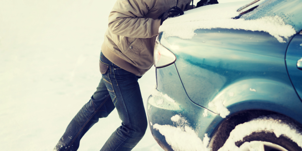 Snestorm tirsdag – 4 ting, du skal have med i bilen