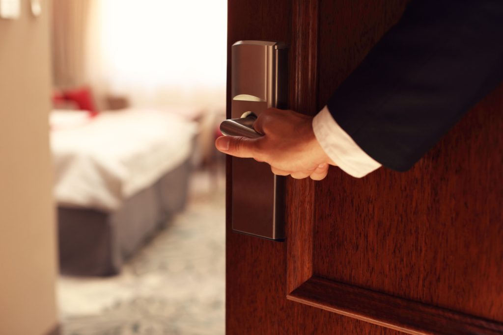 Stewardesse advarer feriegæster: Efterlad altid et håndklæde på hoteldøren