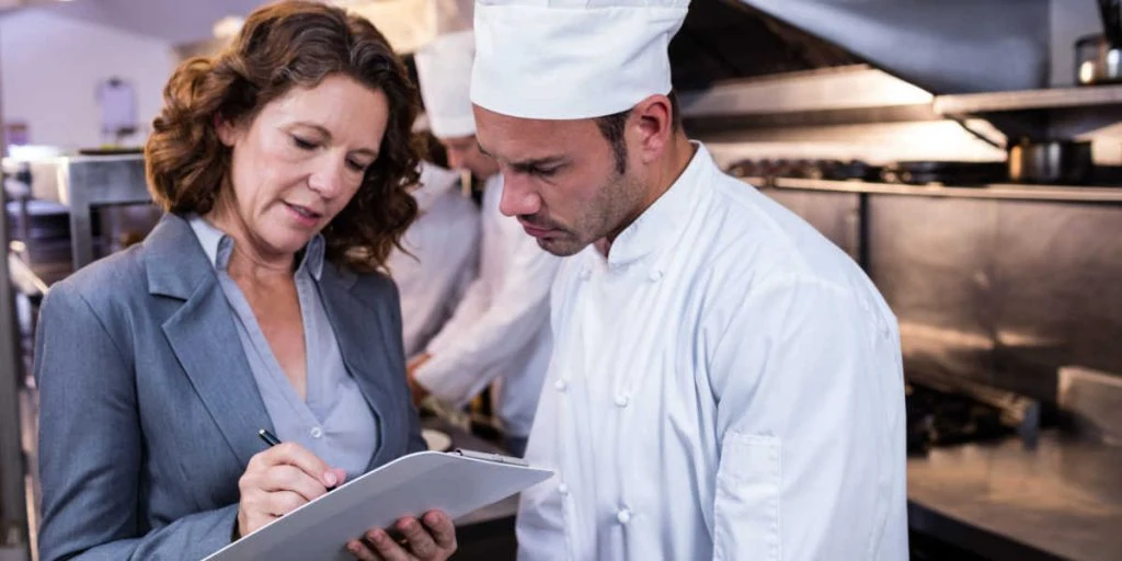 Restaurantchef chokerede alle med sin mail: Nu er hun fyret