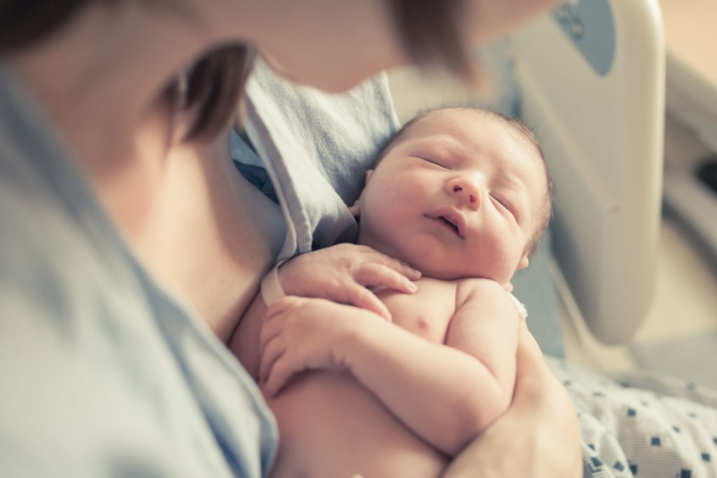 Smed konen ud da babyen blev født – sandheden var dybt chokerende