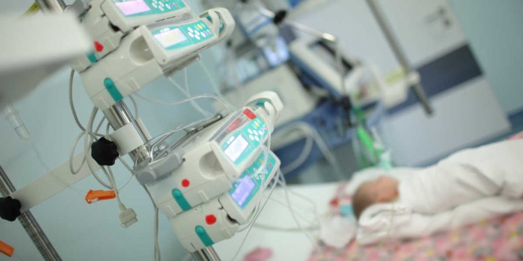 Baby får fjernet to kilo tung tumor fra sin lever