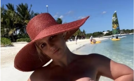 Britney Spears amok: Viser ‘missen’ frem på stranden