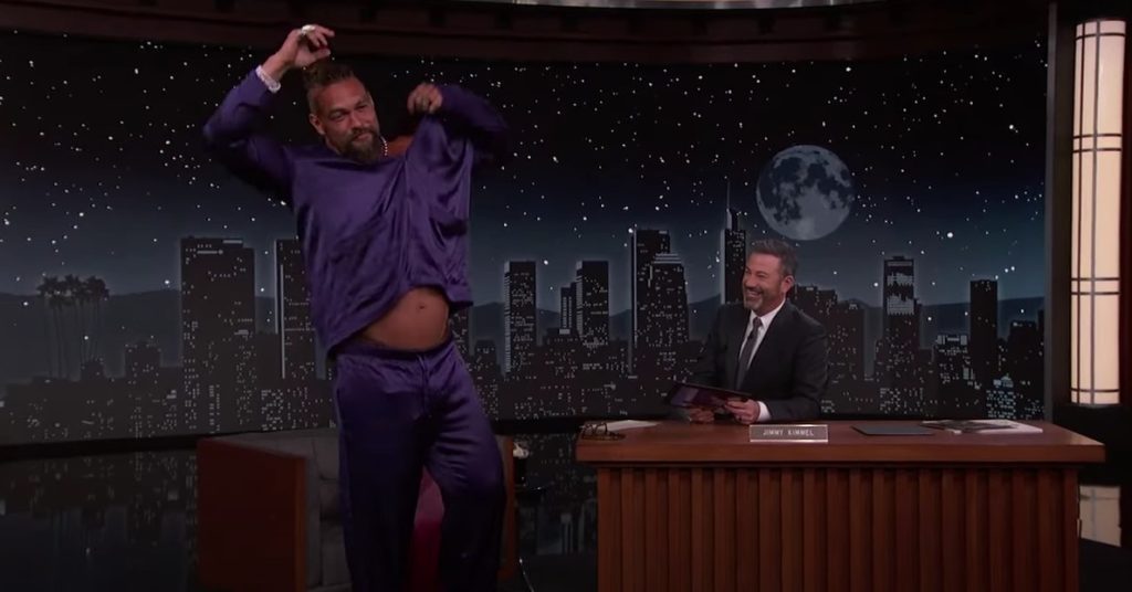 Jason Momoa smider alt: Overlader intet til fantasien