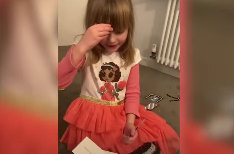 5-årig skriver kort til sin lærer: Da mor læser det knækker hun sammen af grin