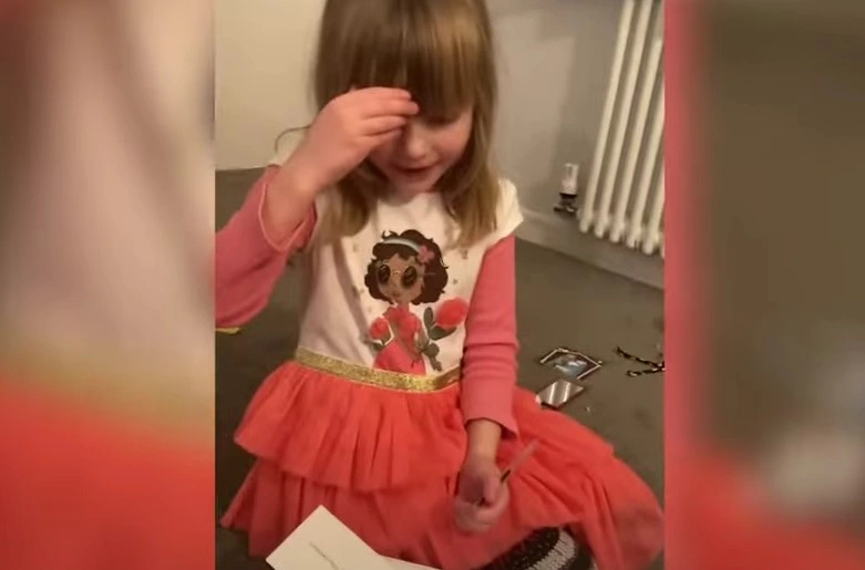 5-årig skriver kort til sin lærer: Da mor læser det knækker hun sammen af grin