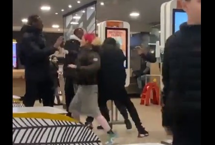 Vild slåskamp bryder ud på Mcdonalds: Hvor er deres forældre?