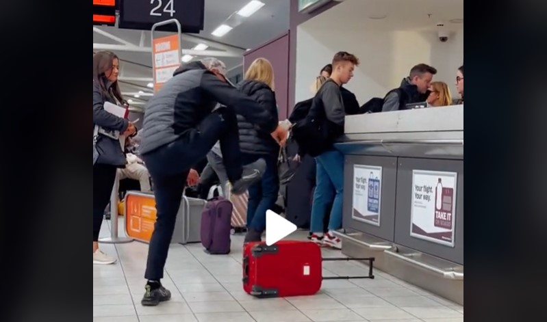 Mand nægter at betale for at check in: Smadrer sin egen kuffert midt i lufthavnen