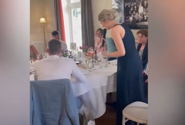 Kvinde afslører graviditet til fars bryllup: Får skældud for at stjæle brudeparrets store dag