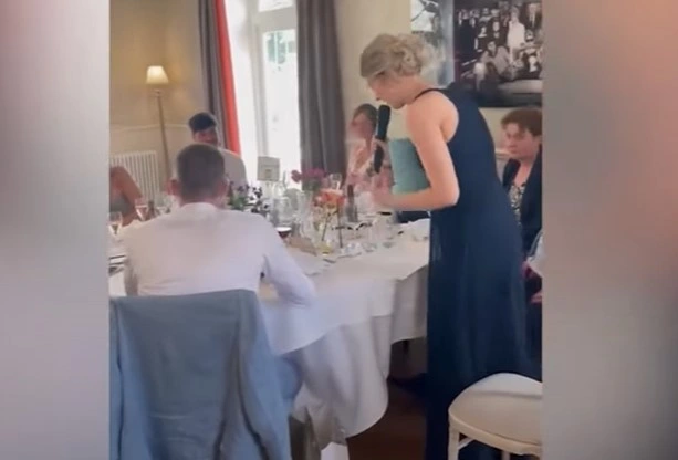 Kvinde afslører graviditet til fars bryllup: Får skældud for at stjæle brudeparrets store dag