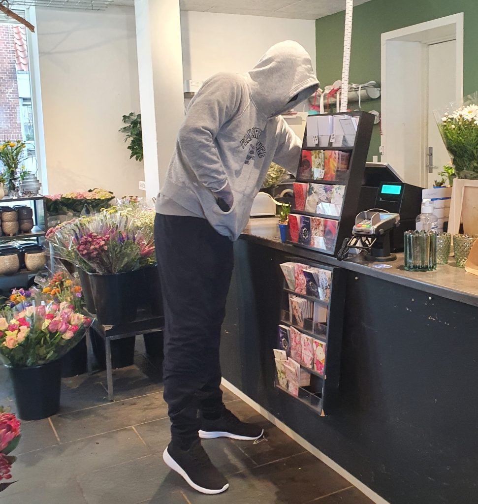 Efterlysning af gerningsmand til to røverier: Flygtede bag på scooter