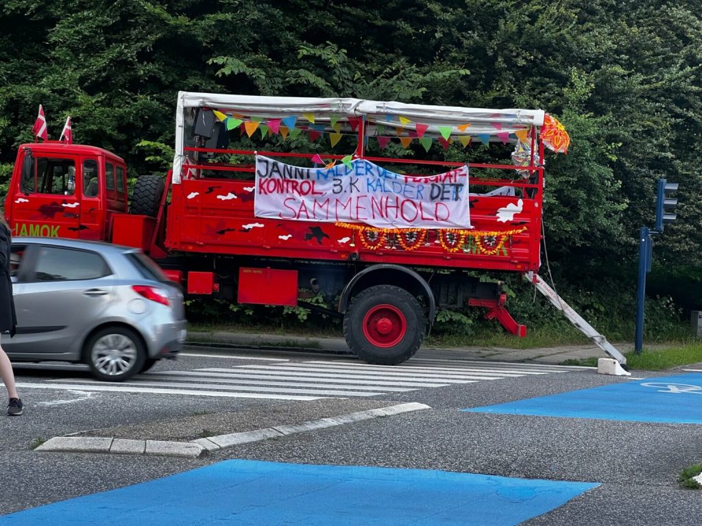 Student faldet af vogn under studenterkørsel