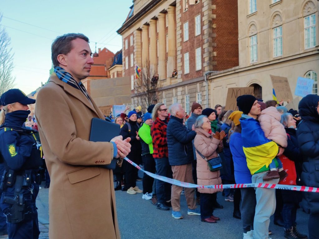 Tusinder samlet til demonstration ved den russiske ambassade