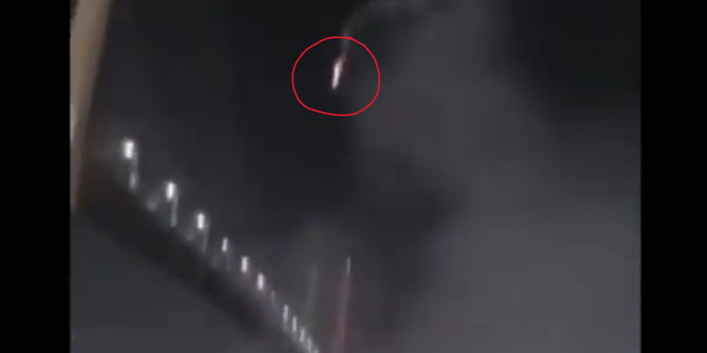 Se videoen: Skyder fyrværkeri efter demonstranter på bro