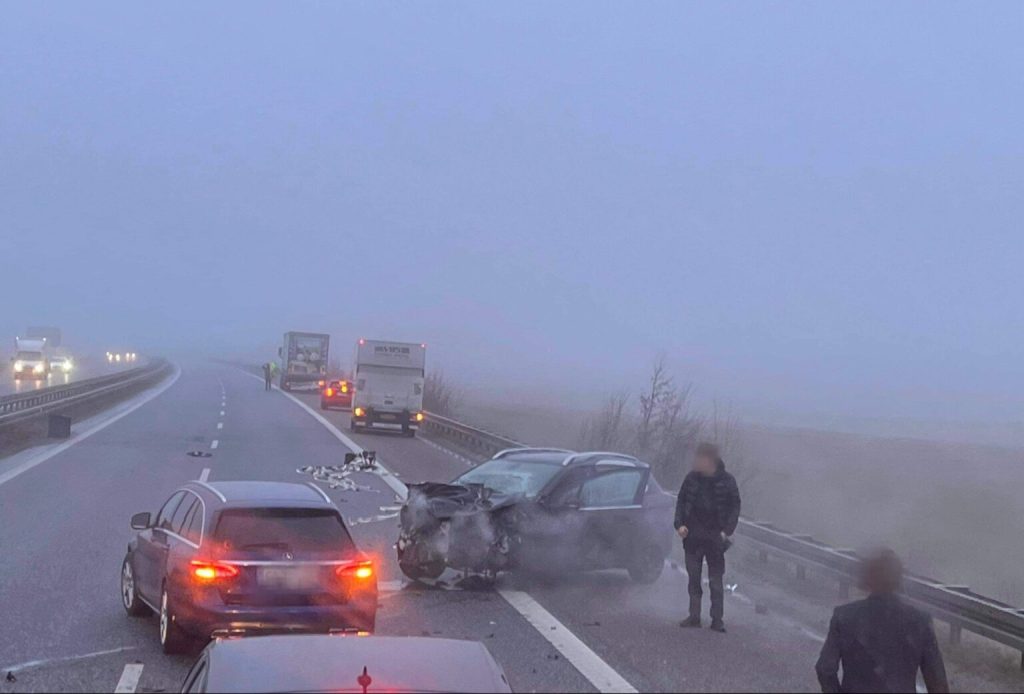 Lastbil og personbil kørt sammen ved Vejle: Motorvej delvist spærret