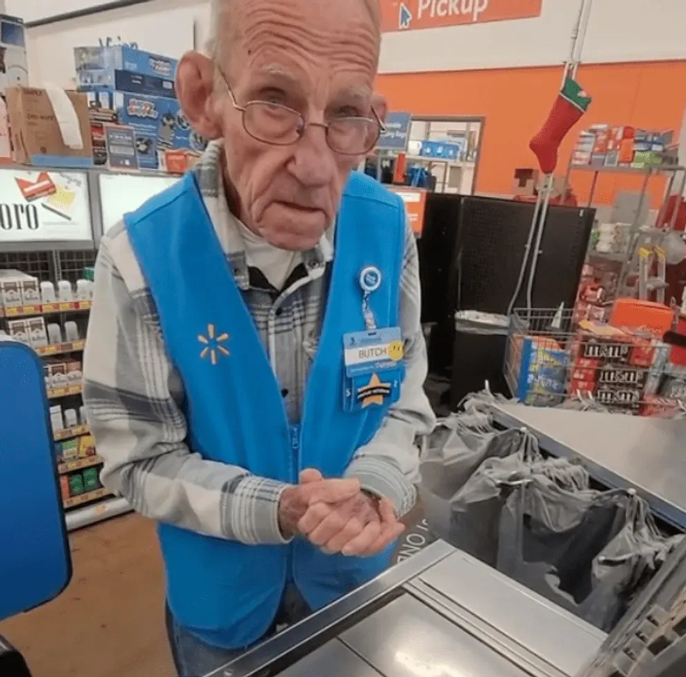Ældre Walmartmedarbejder får livsændrende overraskelse