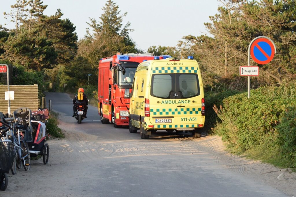 Tung mand sad fast på stranden: Beredskabet måtte rykke ud