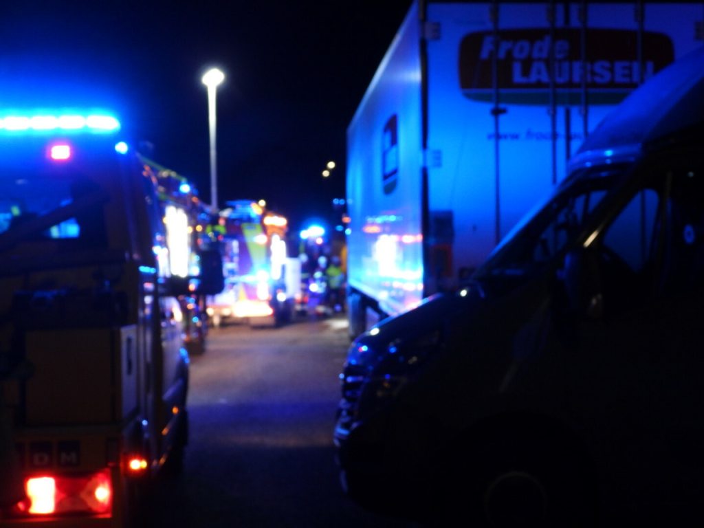 Arbejdsulykke på tankstation: Person fastklemt under lastbil