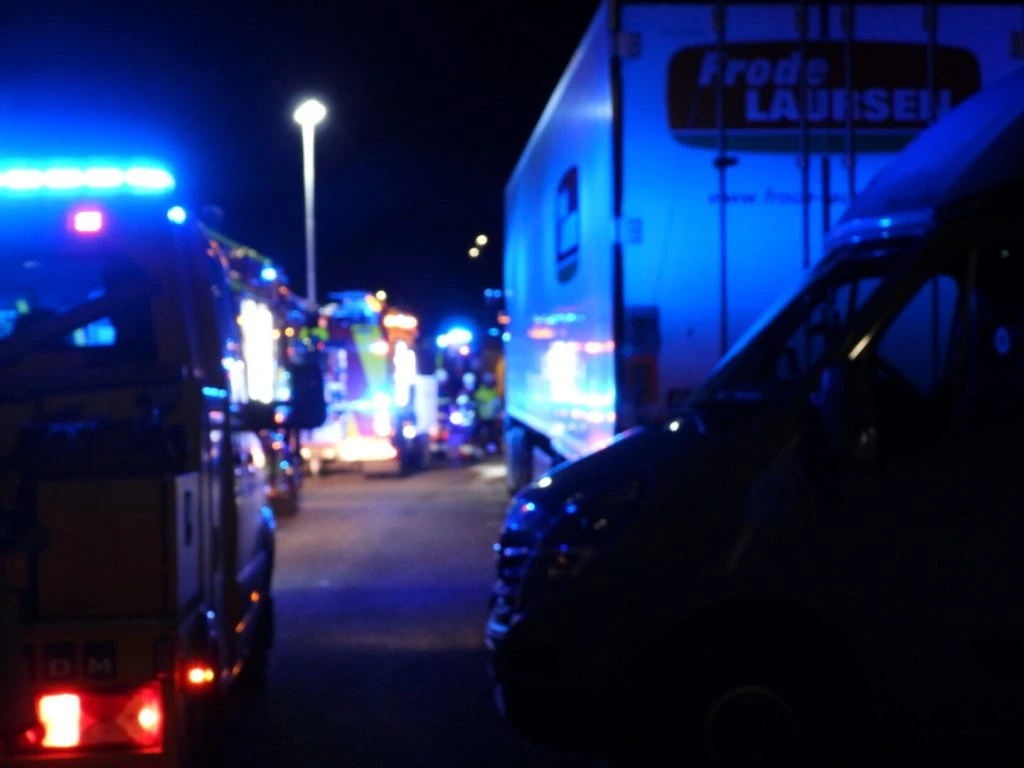 Arbejdsulykke på tankstation: Person fastklemt under lastbil