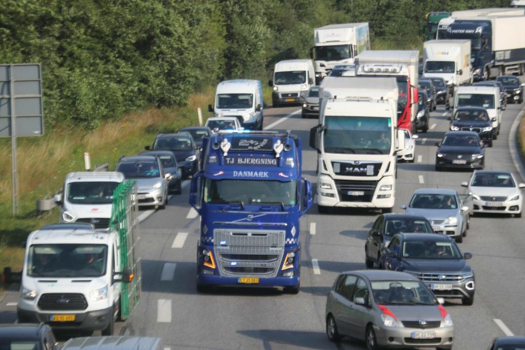 To lastbiler i uheld: Lange køer på E45