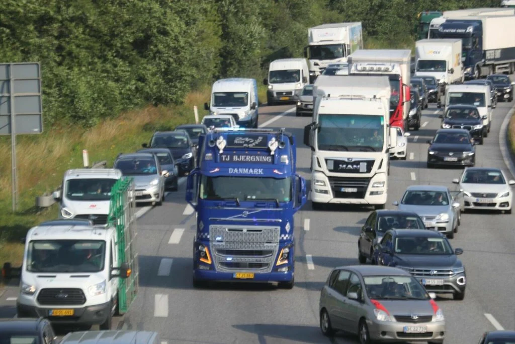 To lastbiler i uheld: Lange køer på E45