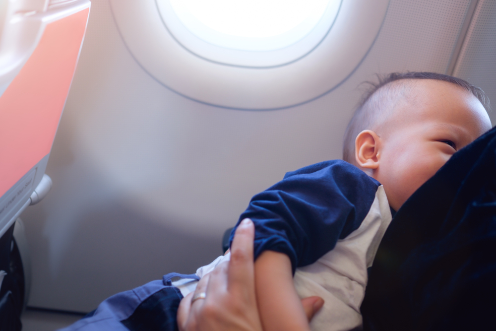 Sad ved siden af baby i flyet – du vil væmmes, når du hører, hvad forældrene så gjorde