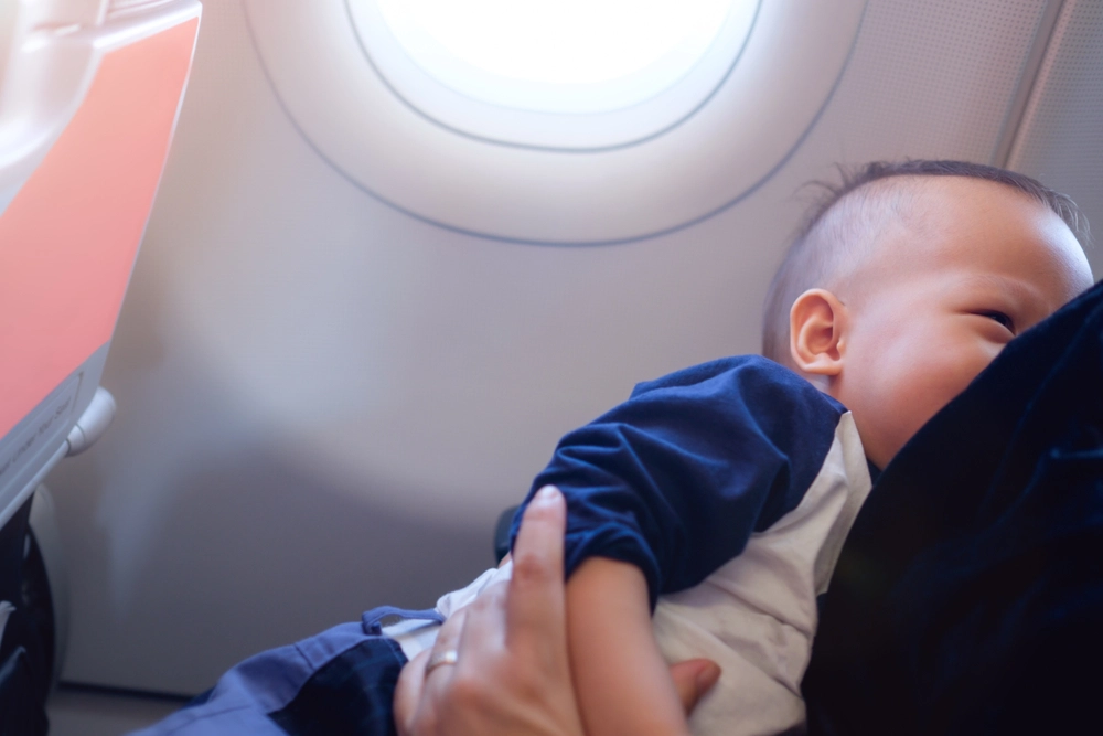 Sad ved siden af baby i flyet – du vil væmmes, når du hører, hvad forældrene så gjorde