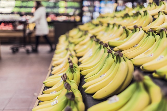 Mange spiser ting i supermarkedet før de har betalt, men er det lovligt?