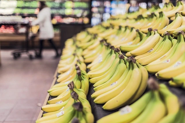 Mange spiser ting i supermarkedet før de har betalt, men er det lovligt?