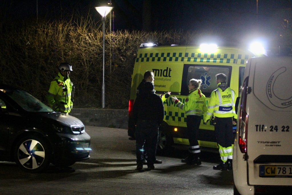 Person ramt af bil på parkeringsplads