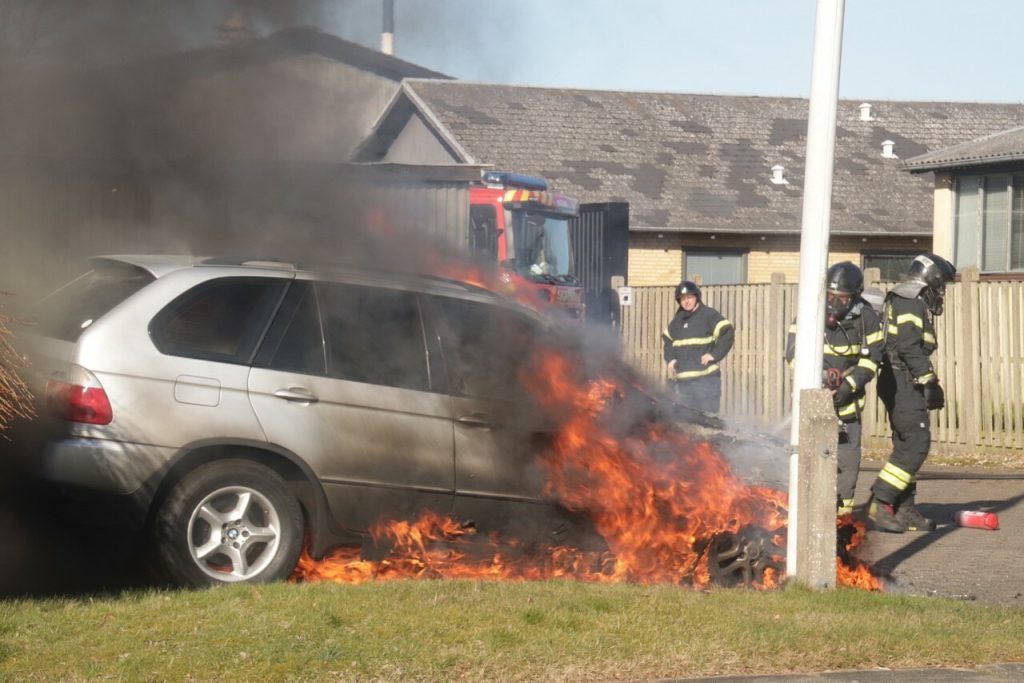 Voldsom bilbrand i Herning