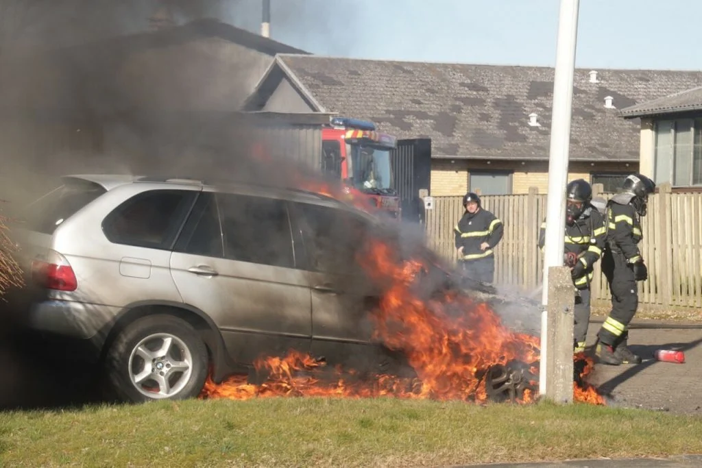 Voldsom bilbrand i Herning