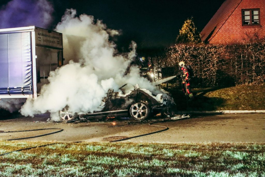 Bil eksploderet: Vragdele ligger spredt omkring