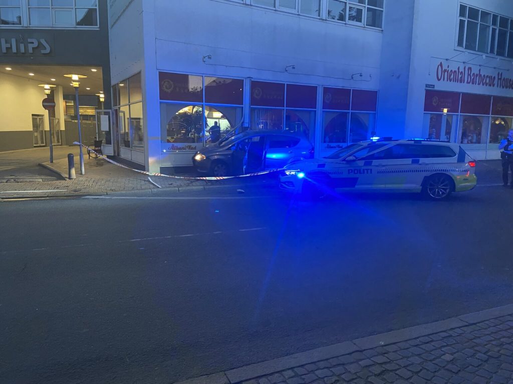 Bil kørte direkte ind i restaurant: Politiet efterlyser nu cyklist