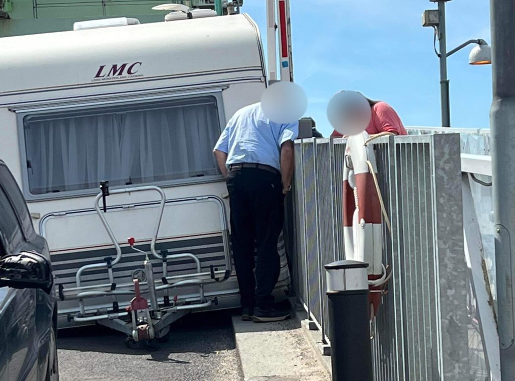 Uheldig bilist taber campingvogn på bro