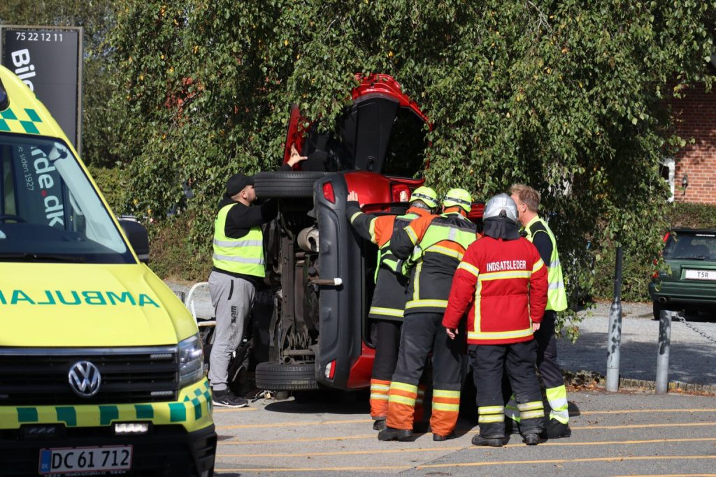 Bil med barn væltede om på siden efter påkørsel