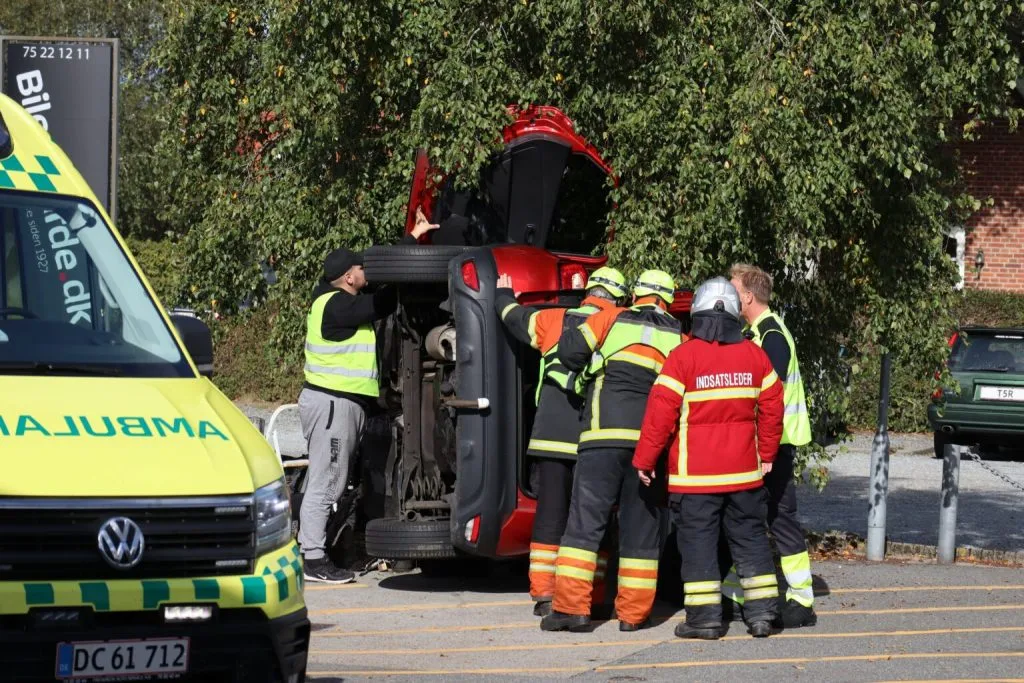 Bil med barn væltede om på siden efter påkørsel