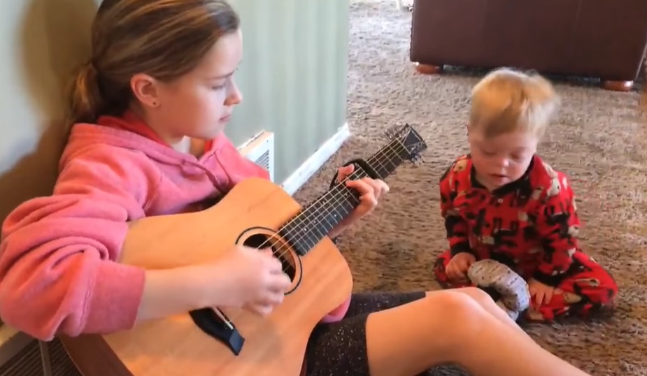 To-årig med downs syndrom kan næsten ikke tale: Da søsteren tager guitaren frem, sker der mirakler