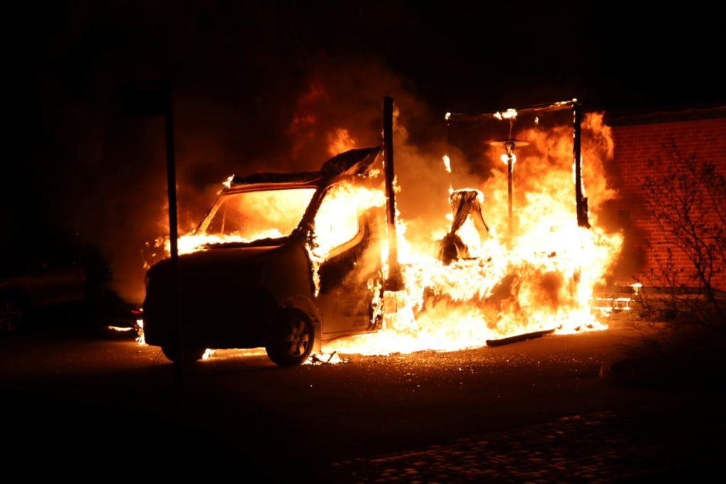 Voldsom bilbrand: Snarrådig forbipasserende kravlede ind af vindue og evakuerede kørestolsbruger