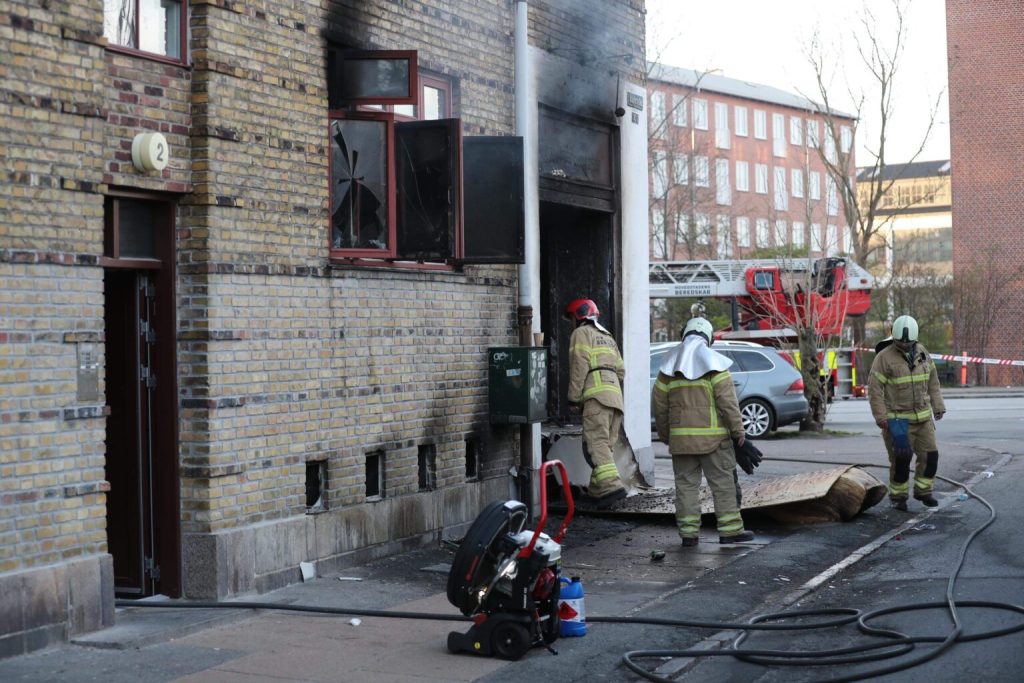 Kraftig brand i frisørsalon: Brandvæsen kæmper med ilden