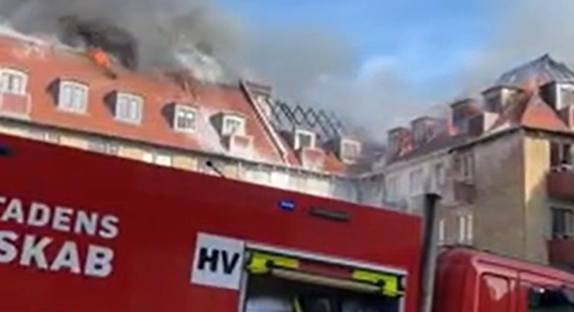 Alvorlig tagbrand har bredt sig over fire opgange