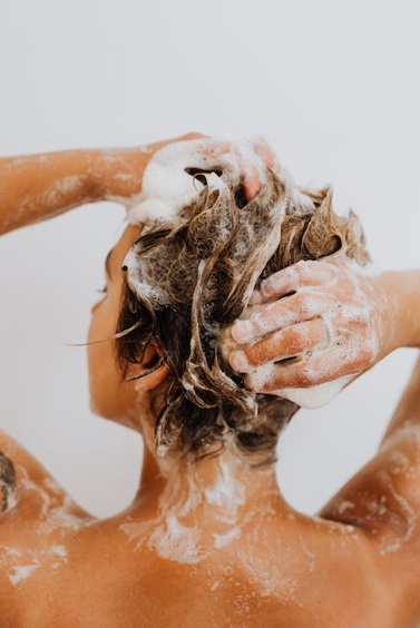 Hvor tit bør du egentlig tage et brusebad? Dermatologen har svaret