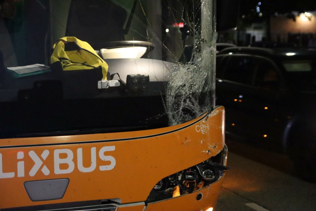 Voldsom ulykke: Bus påkører personbil bagfra