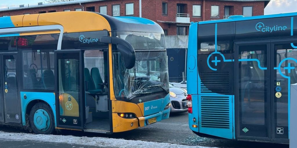 Bilist og passager reddede dagen: Buschauffør påvirket bag rattet