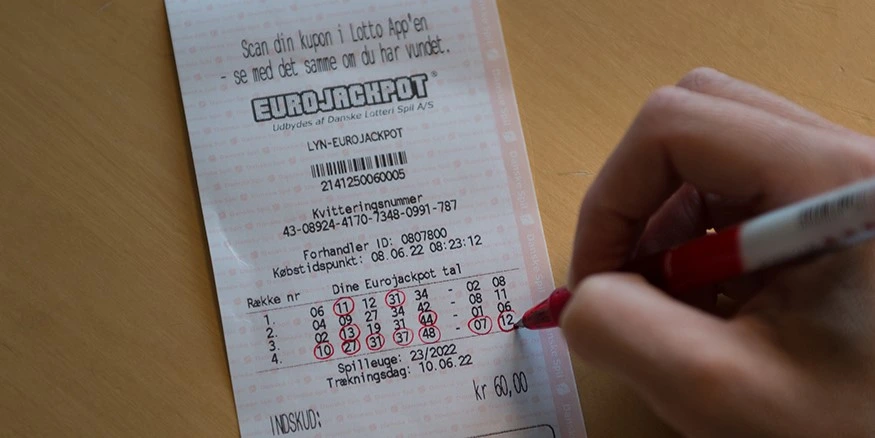 Var gået tidligt i seng – så tjekkede han sin Eurojackpot-kupon og måtte vække konen