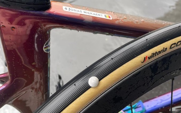 Sabotage hærger Tour de France: Det er fuldstændigt vanvittigt